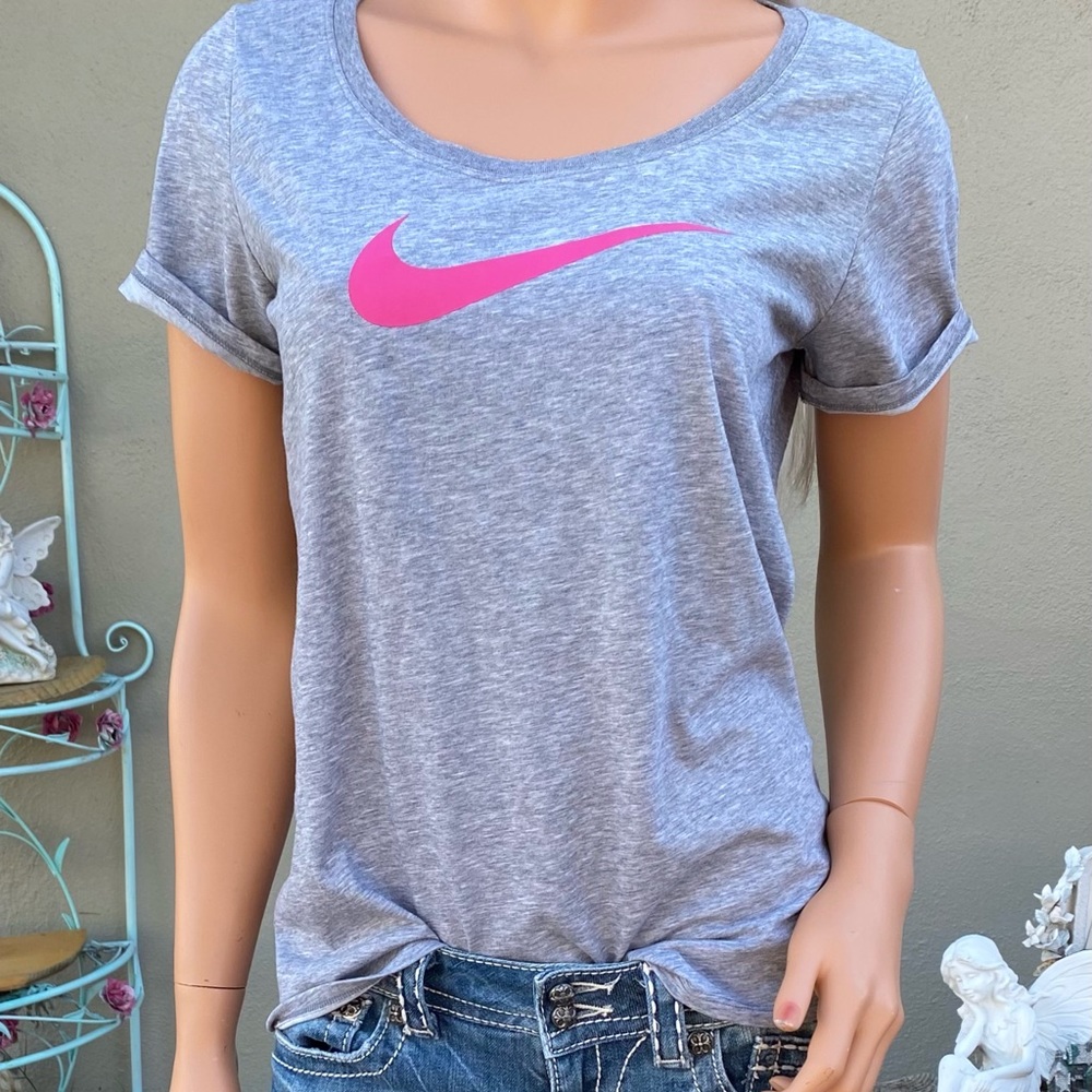 “THE NIKE TEE” DRI-FIT Athletic Cut Scoop T-shirt - Picture 13 of 14